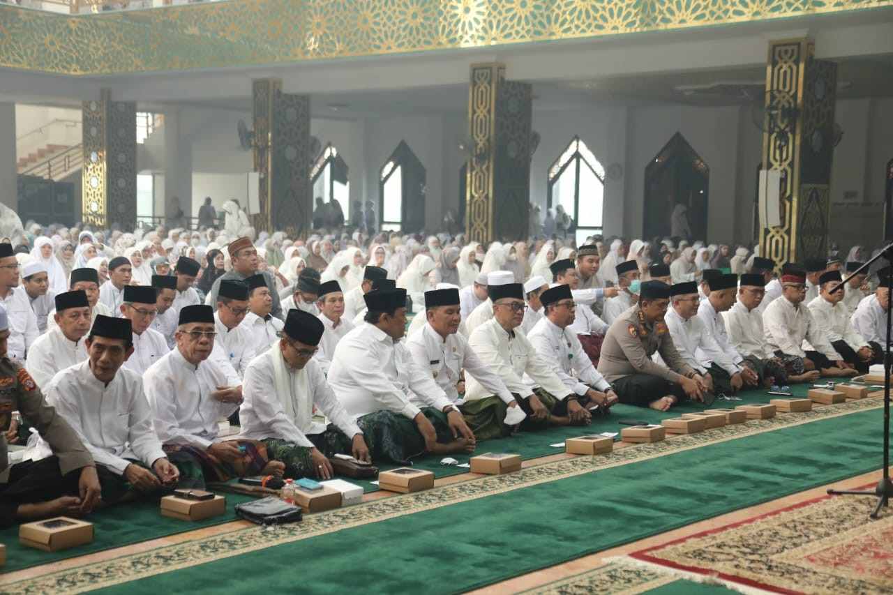 Istighosah Hari Santri 2026, Gubernur Kalteng Ajak Masyarakat Bersatu Hadapi Karhutla dan Salurkan Bantuan Pangan