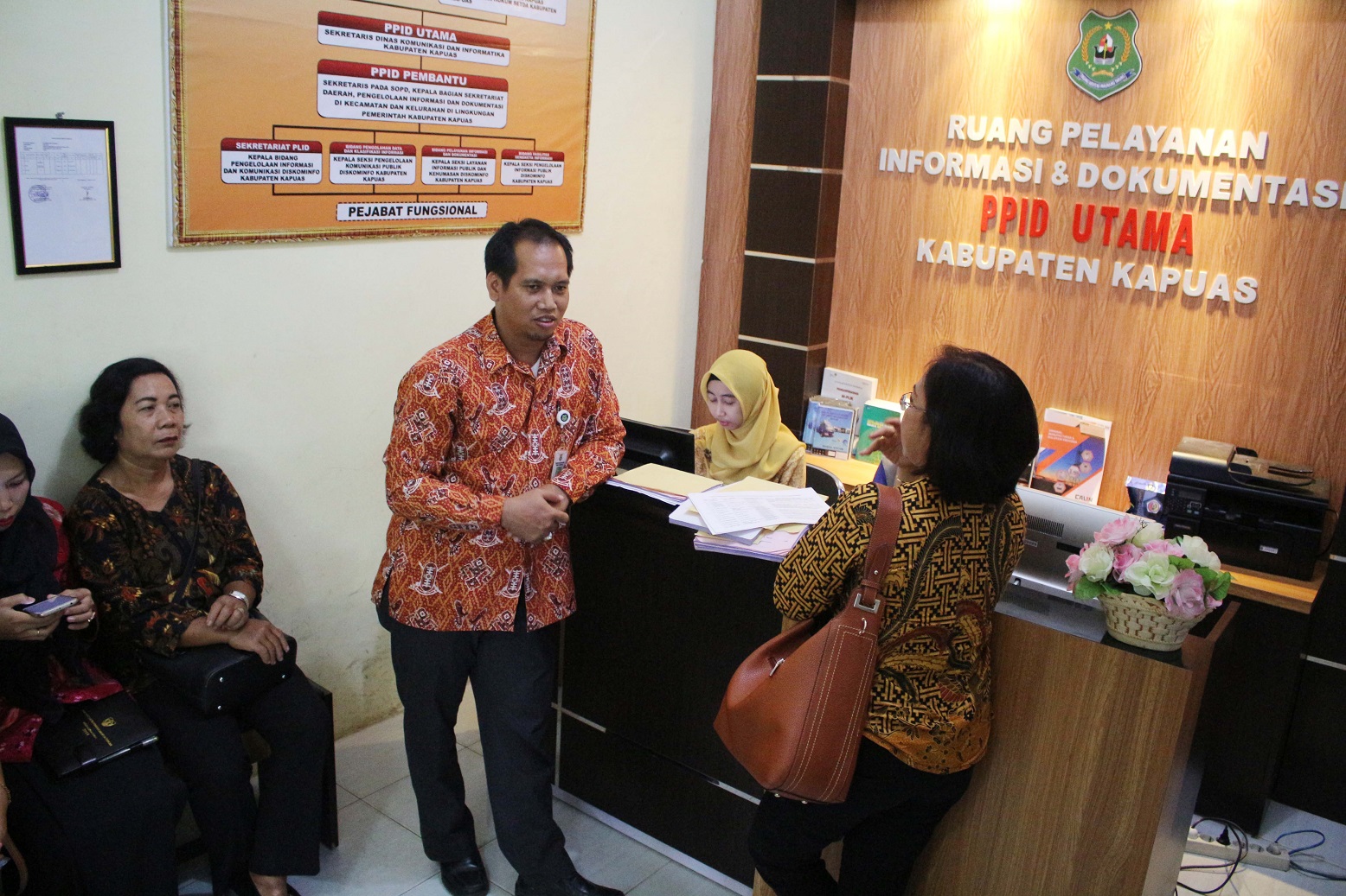 Pejabat PPID Diskominfosantik Provinsi Kalteng Kunjungi PPID Utama Kabupaten Kapuas