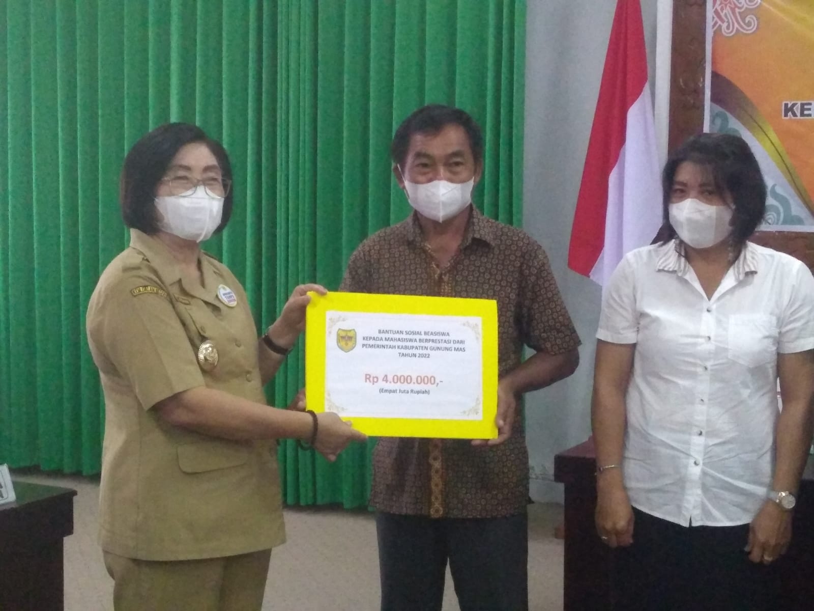 Pemkab. Gumas Berikan Beasiswa Kepada Mahasiswa Berprestasi dan Kurang Mampu