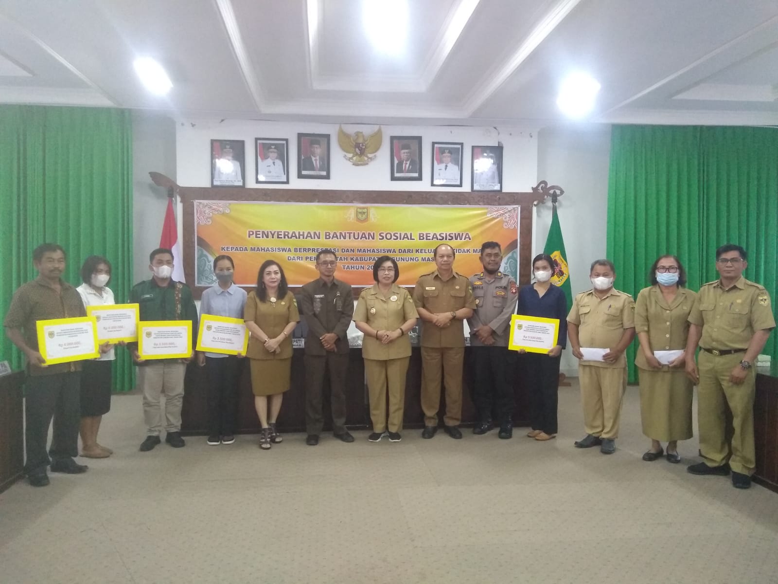 Pemkab. Gumas Berikan Beasiswa Kepada Mahasiswa Berprestasi dan Kurang Mampu