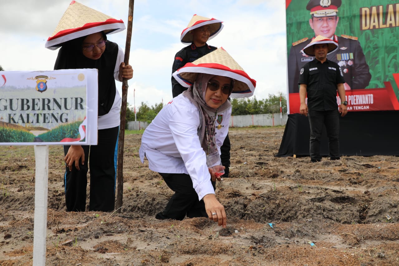 Dinas TPHP Prov. Kalteng Dukung Olah Lahan SPN Tjilik Riwut dan Launching Gugus Tugas Polri Dalam Mendukung Ketahanan Pangan