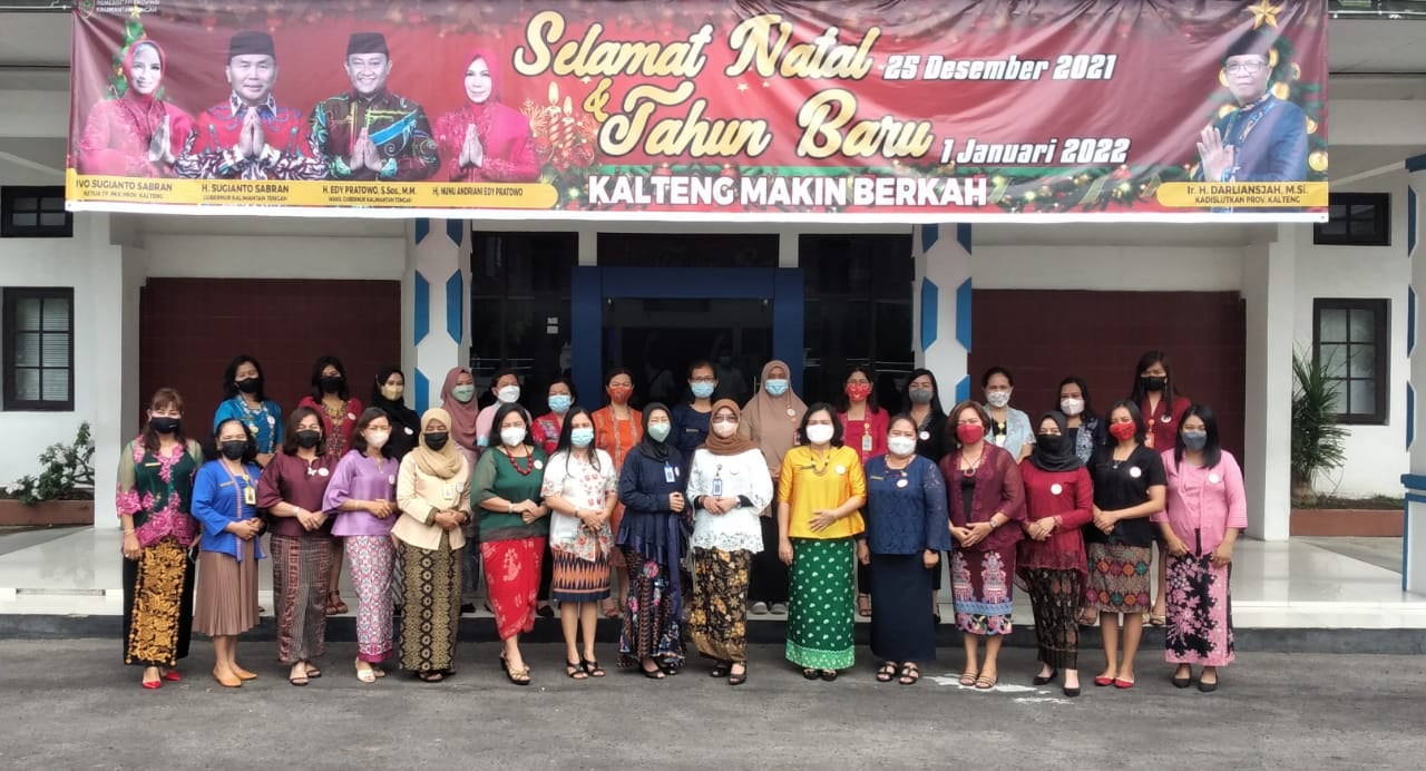ASN Perempuan Dislutkan Prov. Kalteng Kenakan Kebaya Peringati Hari Ibu