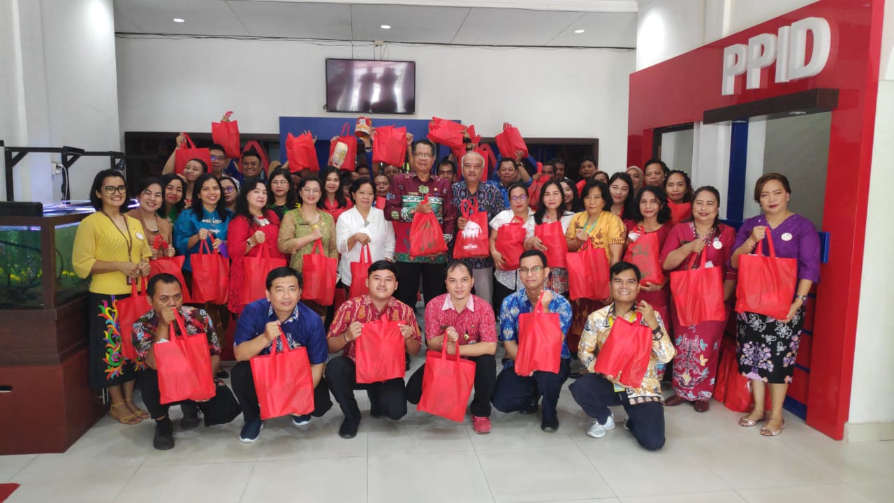 Sambut Natal Tahun Baru, ASN dan Purna Tugas Dislutkan Kalteng Terima Bingkisan Kasih di Momen Hari Ibu