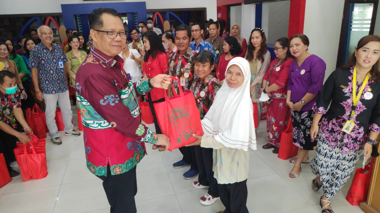 Sambut Natal Tahun Baru, ASN dan Purna Tugas Dislutkan Kalteng Terima Bingkisan Kasih di Momen Hari Ibu