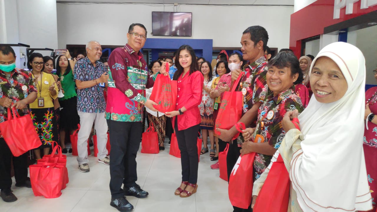 Sambut Natal Tahun Baru, ASN dan Purna Tugas Dislutkan Kalteng Terima Bingkisan Kasih di Momen Hari Ibu