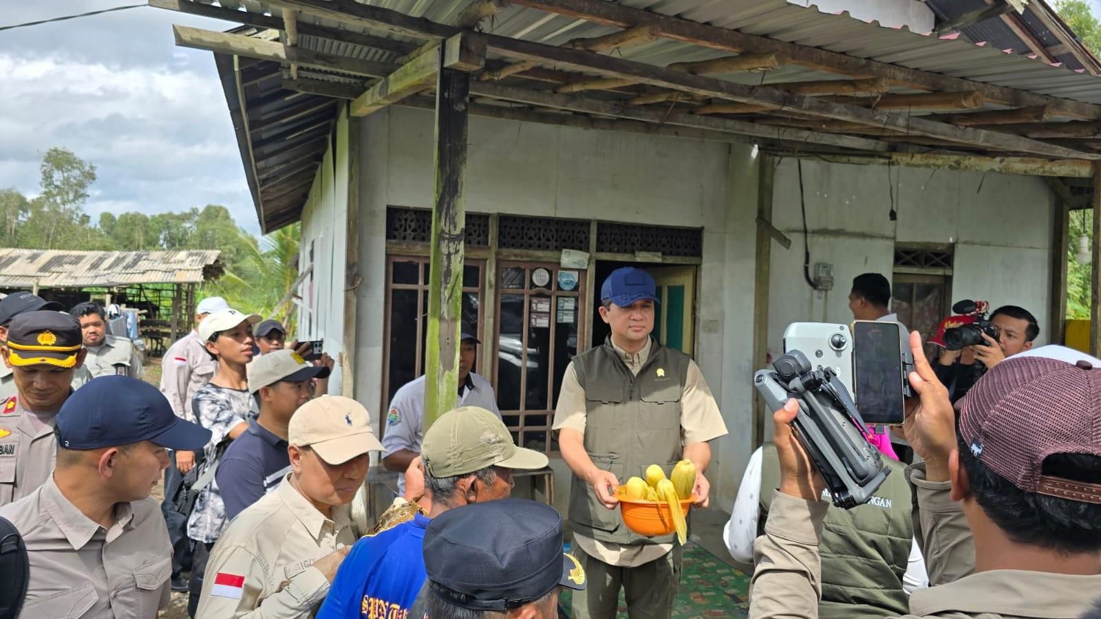 Kepala Disnakertrans Prov. Kalteng Dampingi Kunker Menteri Transmigrasi di Kapuas