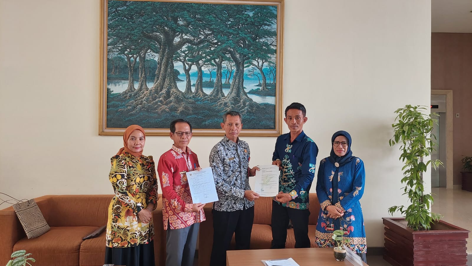 Dinas TPHP Prov. Kalteng Serahkan Sertifikat IndoGAP kepada Poktan Jagung Hibrida Barito Utara