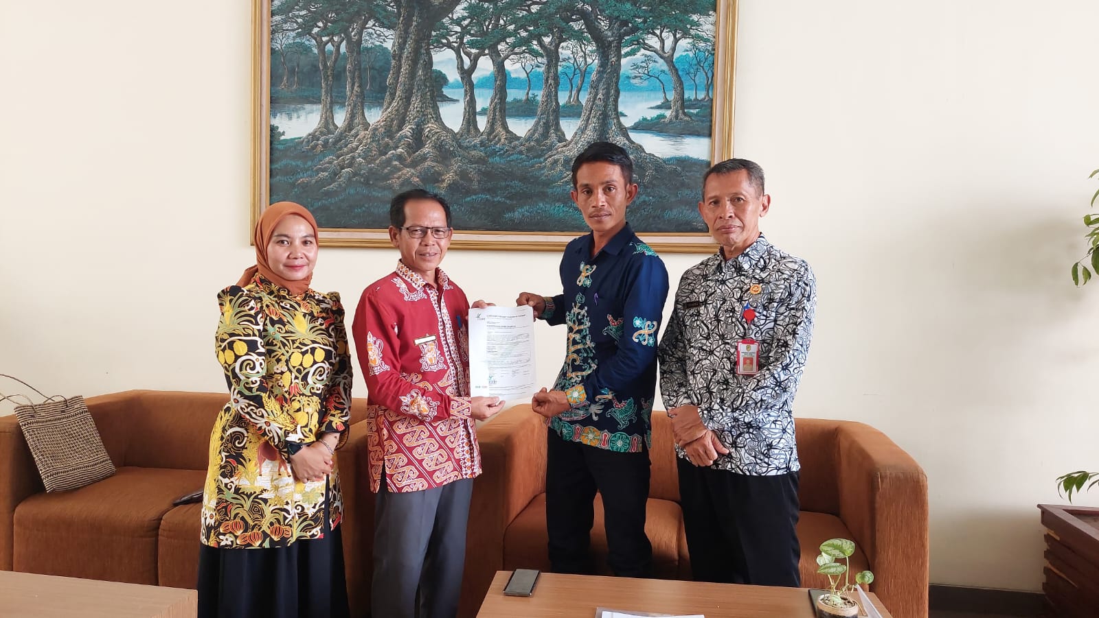 Dinas TPHP Prov. Kalteng Serahkan Sertifikat IndoGAP kepada Poktan Jagung Hibrida Barito Utara
