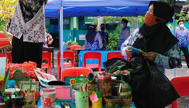 Pelajar dan Guru MIN 1 Kotim Berkolaborasi Hasilkan Hasta Karya