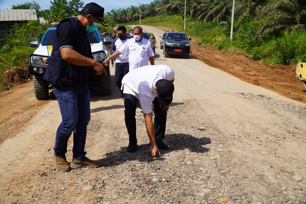 Bupati Tinjau Perbaikan Jalan Simpang Sepaku - Simpang Perigi