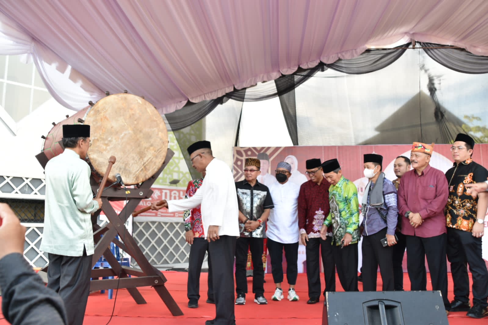Asisten Pamkesra Bersama Ketua MUI Kalteng  Resmi Buka Pasar Ramadan Hapakat Itah Berkat 1444 H/ 2023 M