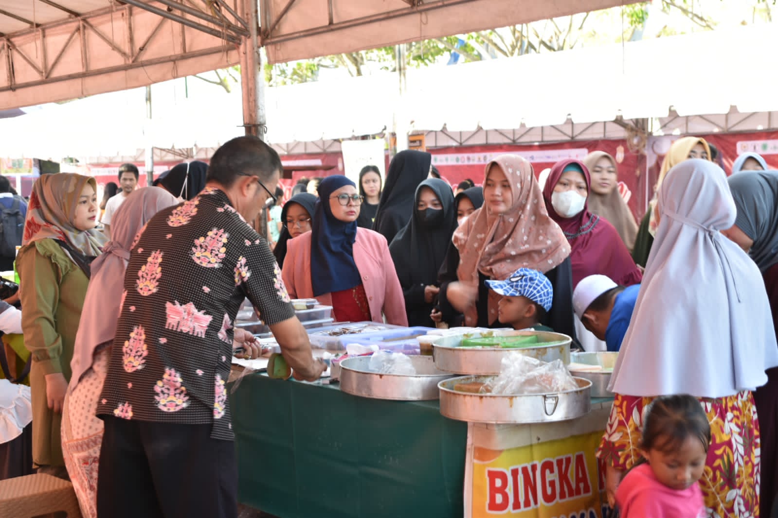 Asisten Pamkesra Bersama Ketua MUI Kalteng  Resmi Buka Pasar Ramadan Hapakat Itah Berkat 1444 H/ 2023 M
