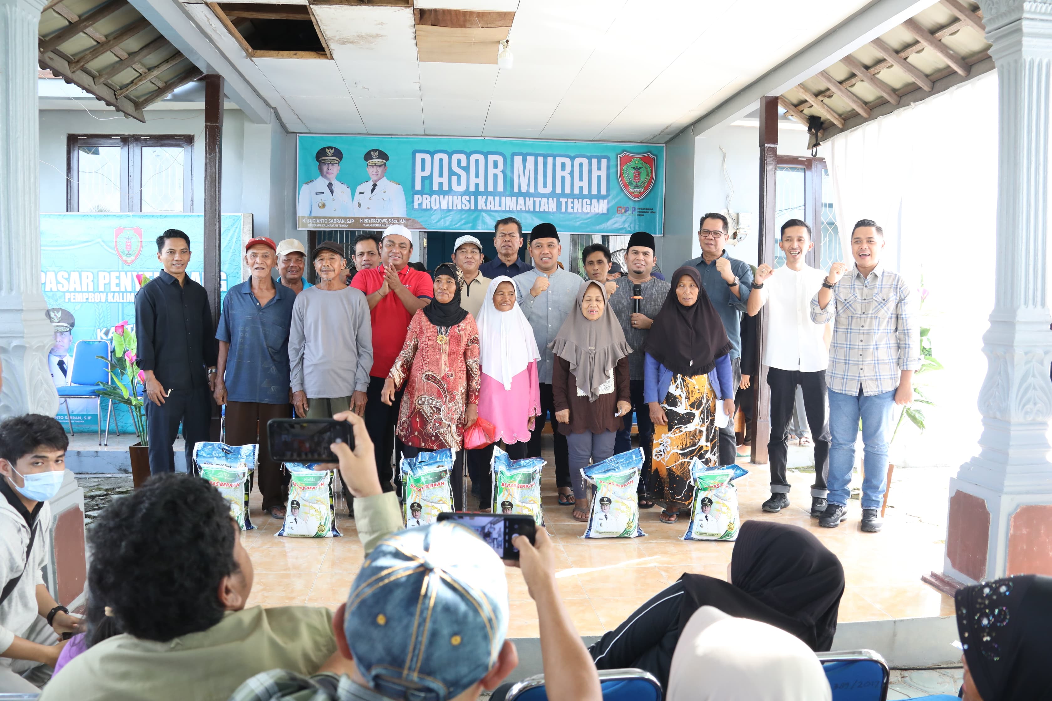 Lanjut Kendalikan Inflasi Daerah di Empat Kelurahan di Kecamatan Arut Selatan, Masyarakat Antusias Sambut Pasar Murah Berbagi Berkah