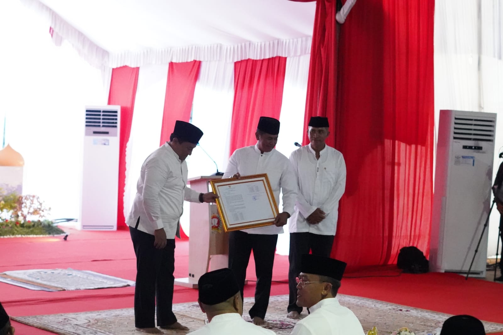 Hadiri Safari Ramadan Pangdam XII/Tpr dan Syukuran HUT ke-50 Korem 102/Pjg, Wagub Serahkan Simbolis Surat Keterangan Tanah Kepada Pangdam XII/Tpr