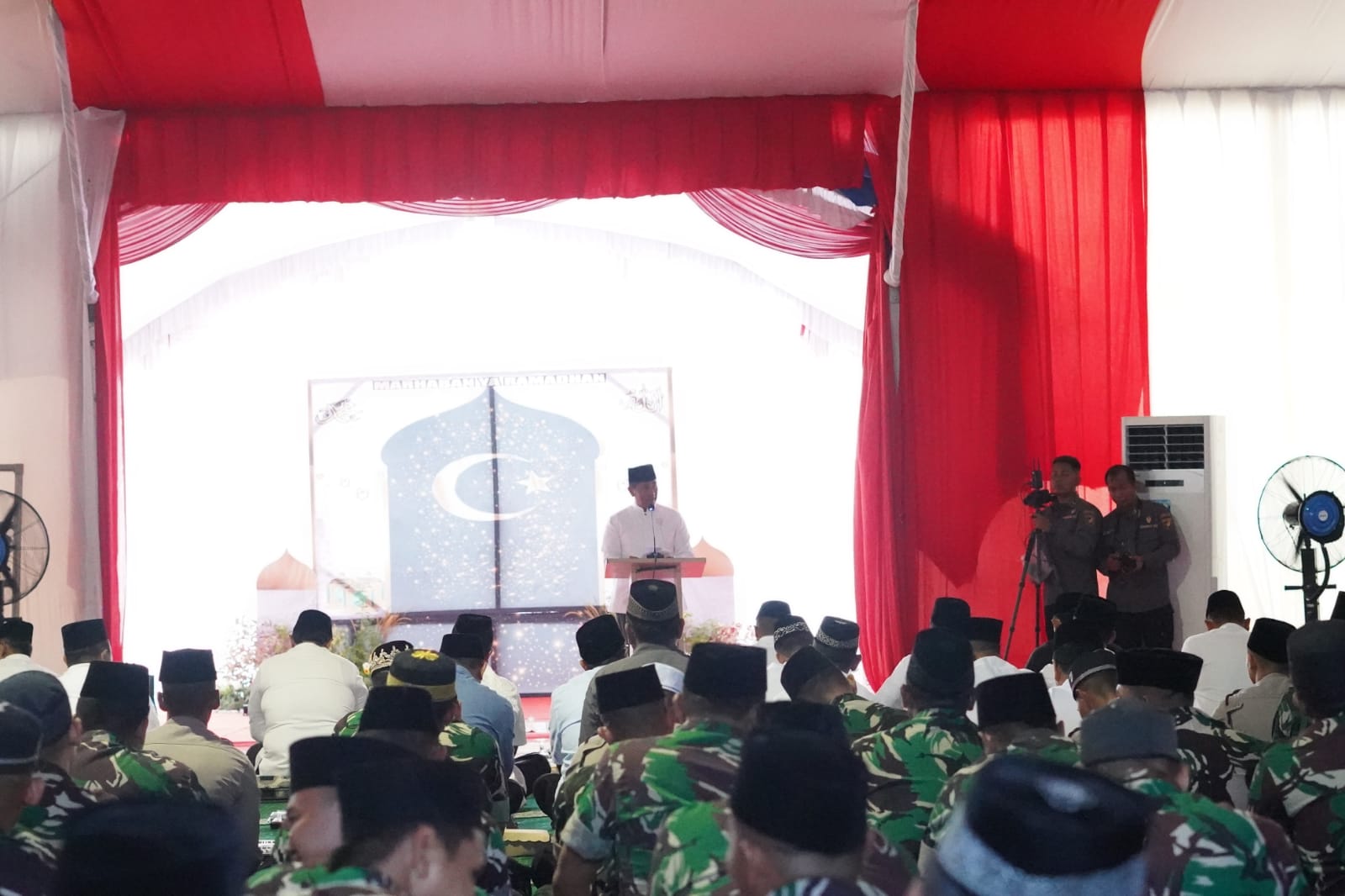 Hadiri Safari Ramadan Pangdam XII/Tpr dan Syukuran HUT ke-50 Korem 102/Pjg, Wagub Serahkan Simbolis Surat Keterangan Tanah Kepada Pangdam XII/Tpr
