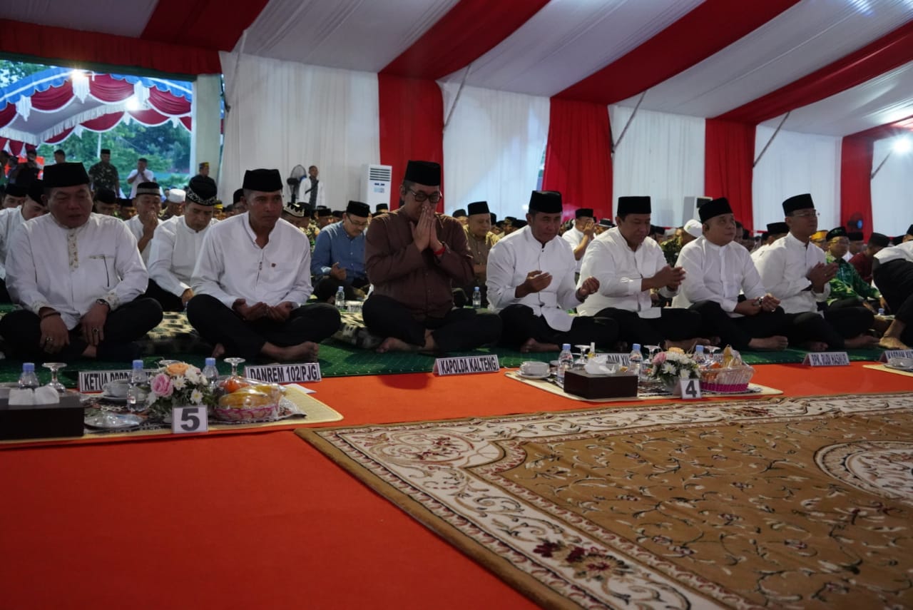 Hadiri Safari Ramadan Pangdam XII/Tpr dan Syukuran HUT ke-50 Korem 102/Pjg, Wagub Serahkan Simbolis Surat Keterangan Tanah Kepada Pangdam XII/Tpr