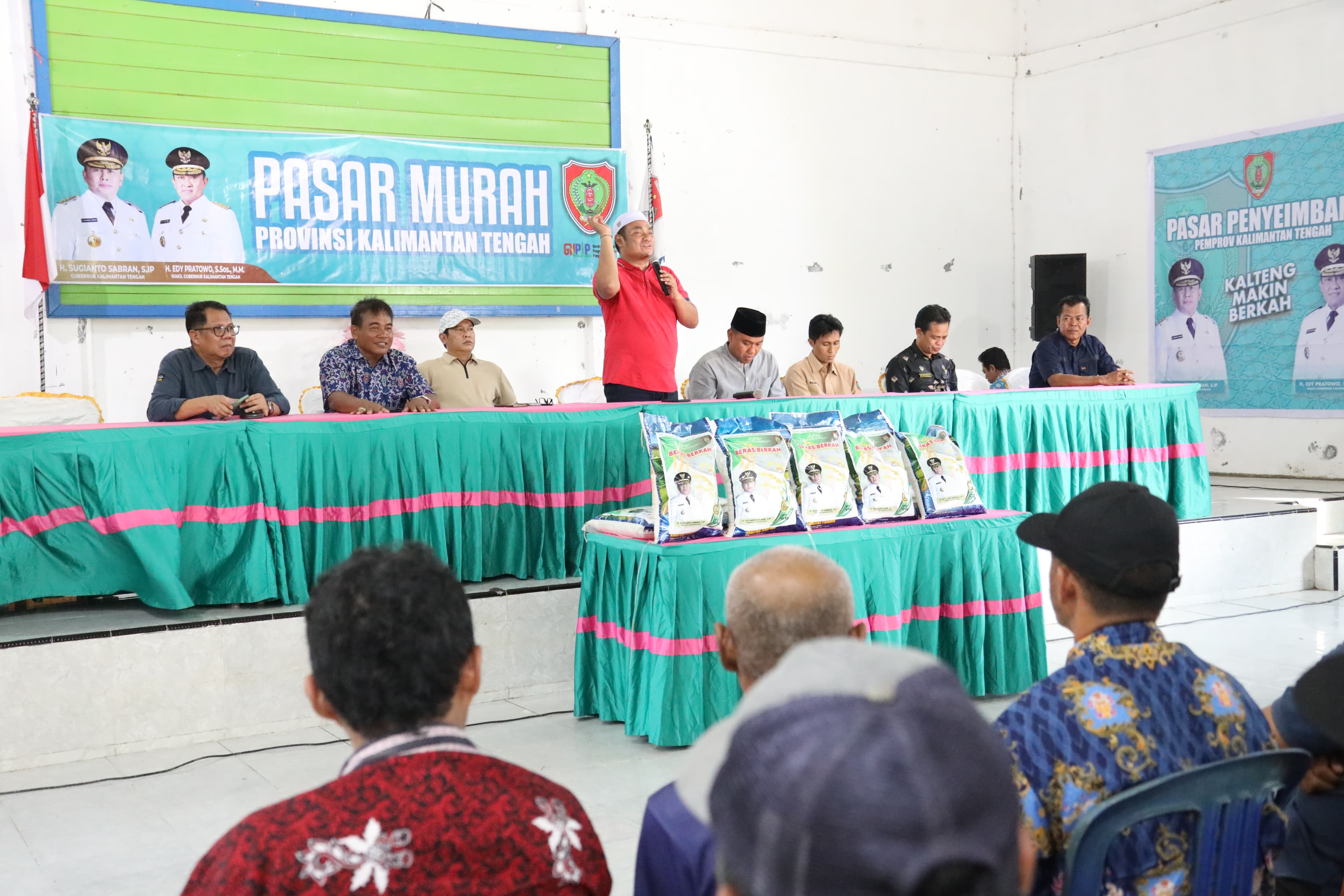 Gelar Pasar Murah, Pemprov Kalteng Salurkan 20 Ton Beras untuk Masyarakat Desa Kumpai Batu Bawah, Kab. Kobar