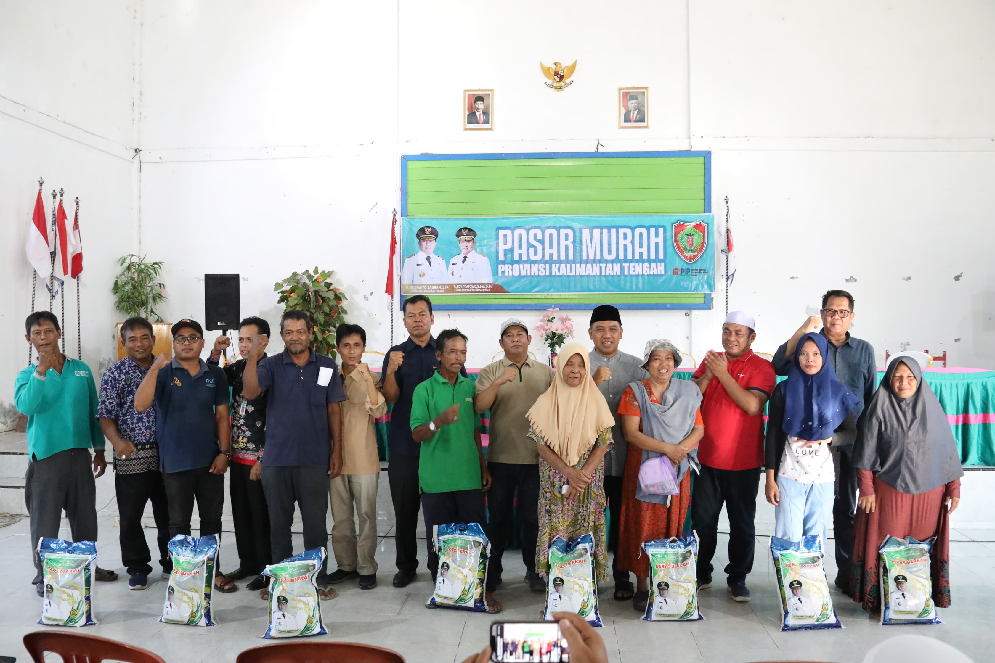 Gelar Pasar Murah, Pemprov Kalteng Salurkan 20 Ton Beras untuk Masyarakat Desa Kumpai Batu Bawah, Kab. Kobar