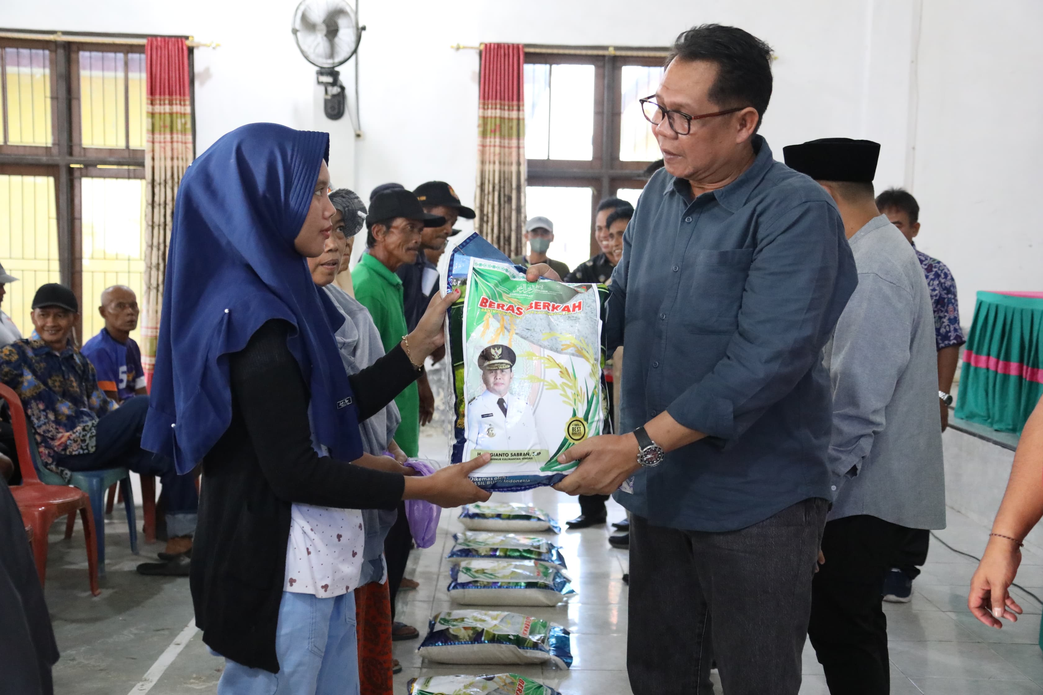 Gelar Pasar Murah, Pemprov Kalteng Salurkan 20 Ton Beras untuk Masyarakat Desa Kumpai Batu Bawah, Kab. Kobar