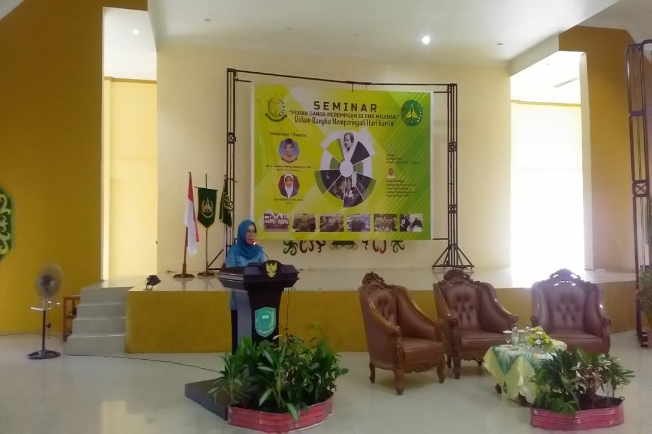 Ketua TP-PKK Pulang Pisau Membuka Acara Seminar Peran Ganda Perempuan di Era Milenial