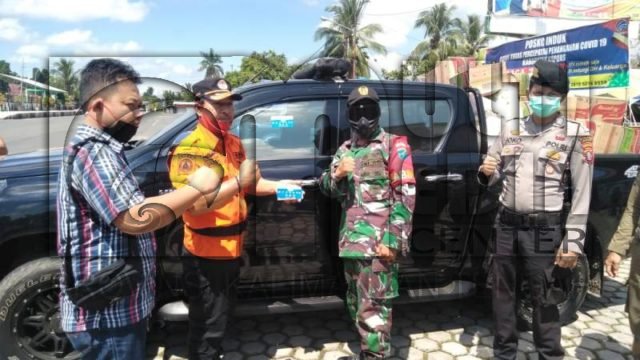 Polres Kapuas Serahkan Stiker Edukasi dan Imbauan ke Posko Induk Gugus Tugas COVID-19