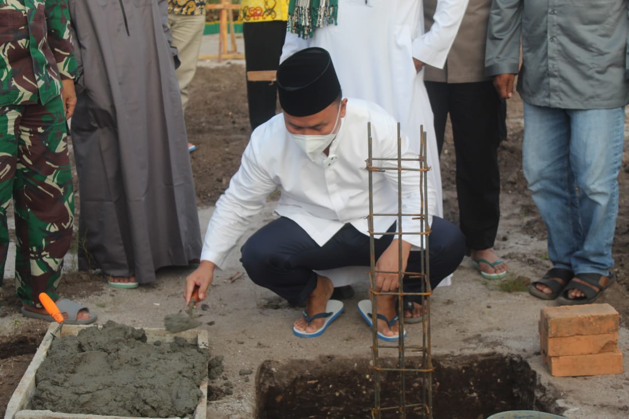 Gubernur Kalteng Melakukan Peletakan Batu Pertama Pembangunan Mushalla Syarifah Fatmah Albahasyim