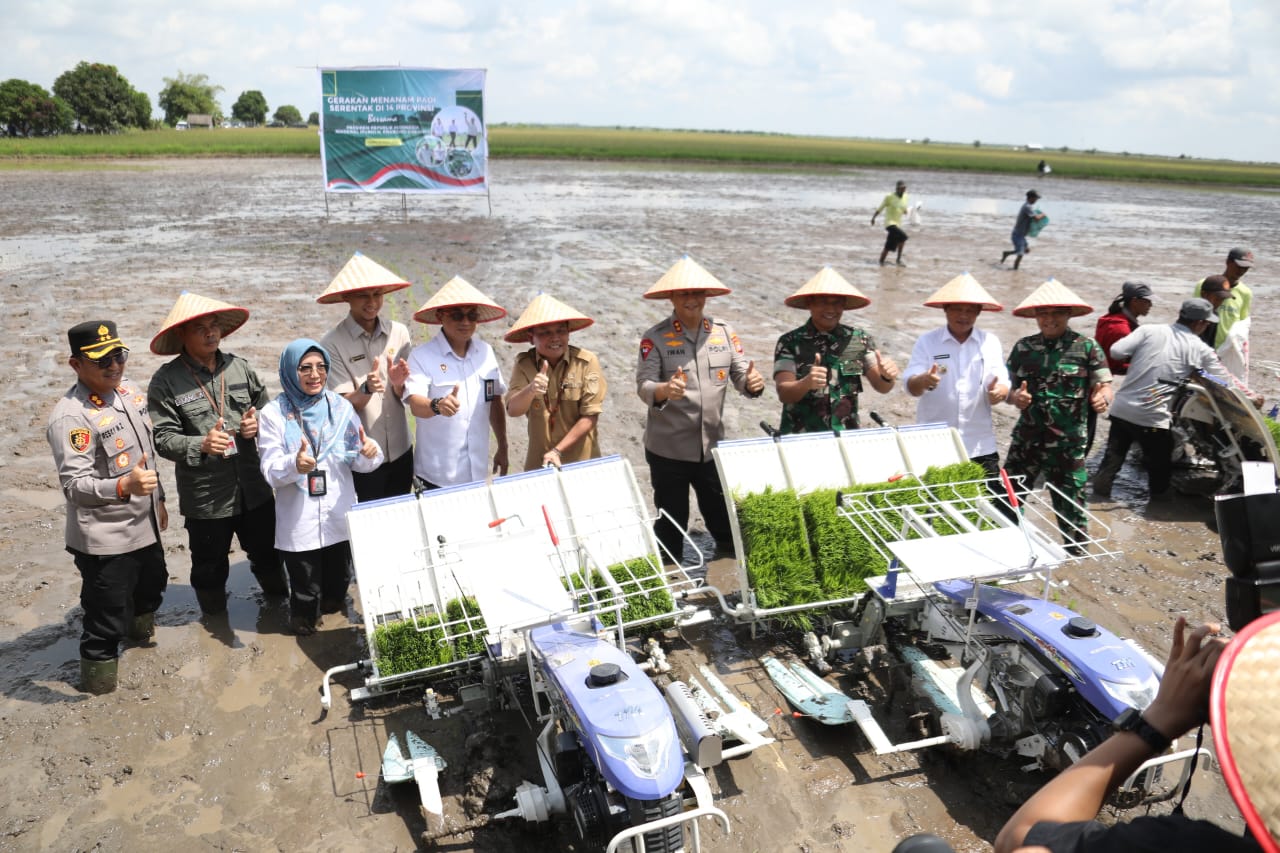 Gubernur Kalteng Hadiri Gerakan Tanam Padi Secara Serentak di 14 Provinsi Sentra Utama Padi dari Desa Lempuyang, Kab. Kotawaringin Timur