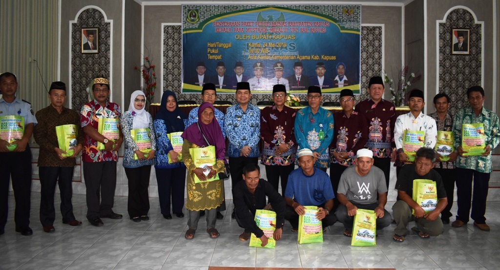 Bupati Serahkan Paket Peduli Baznas