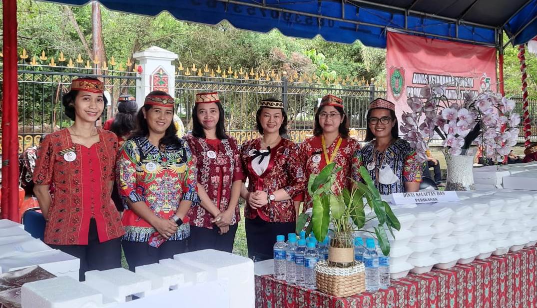 Dislutkan Prov. Kalteng Bagikan Makanan dan Minuman Gratis pada Peringatan Hari Jadi Kalteng ke-65 