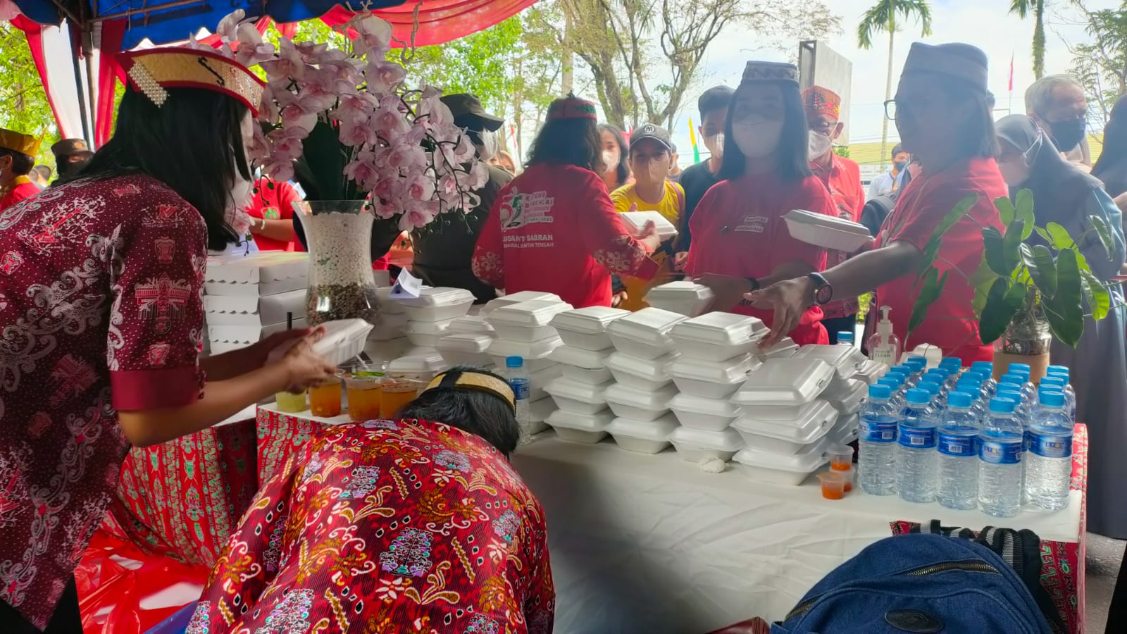 Dislutkan Prov. Kalteng Bagikan Makanan dan Minuman Gratis pada Peringatan Hari Jadi Kalteng ke-65 