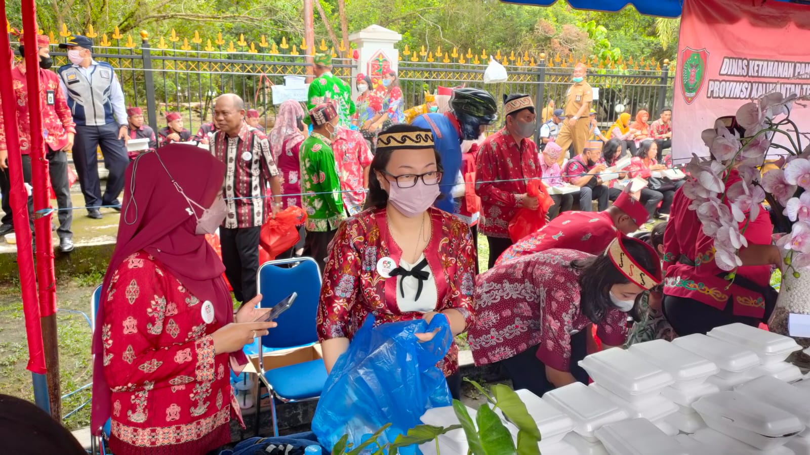 Dislutkan Prov. Kalteng Bagikan Makanan dan Minuman Gratis pada Peringatan Hari Jadi Kalteng ke-65 