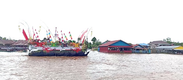 Semarakkan Hari Jadi ke 66 Provinsi Kalteng, DPMPTSP Prov. Kalteng Ikuti Lomba Perahu Hias