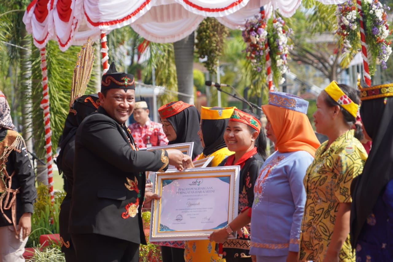 Puncak Harjad ke-66 Provinsi Kalteng, Wagub Edy Pratowo Serahkan Penghargaan kepada Para Perempuan Inspiratif