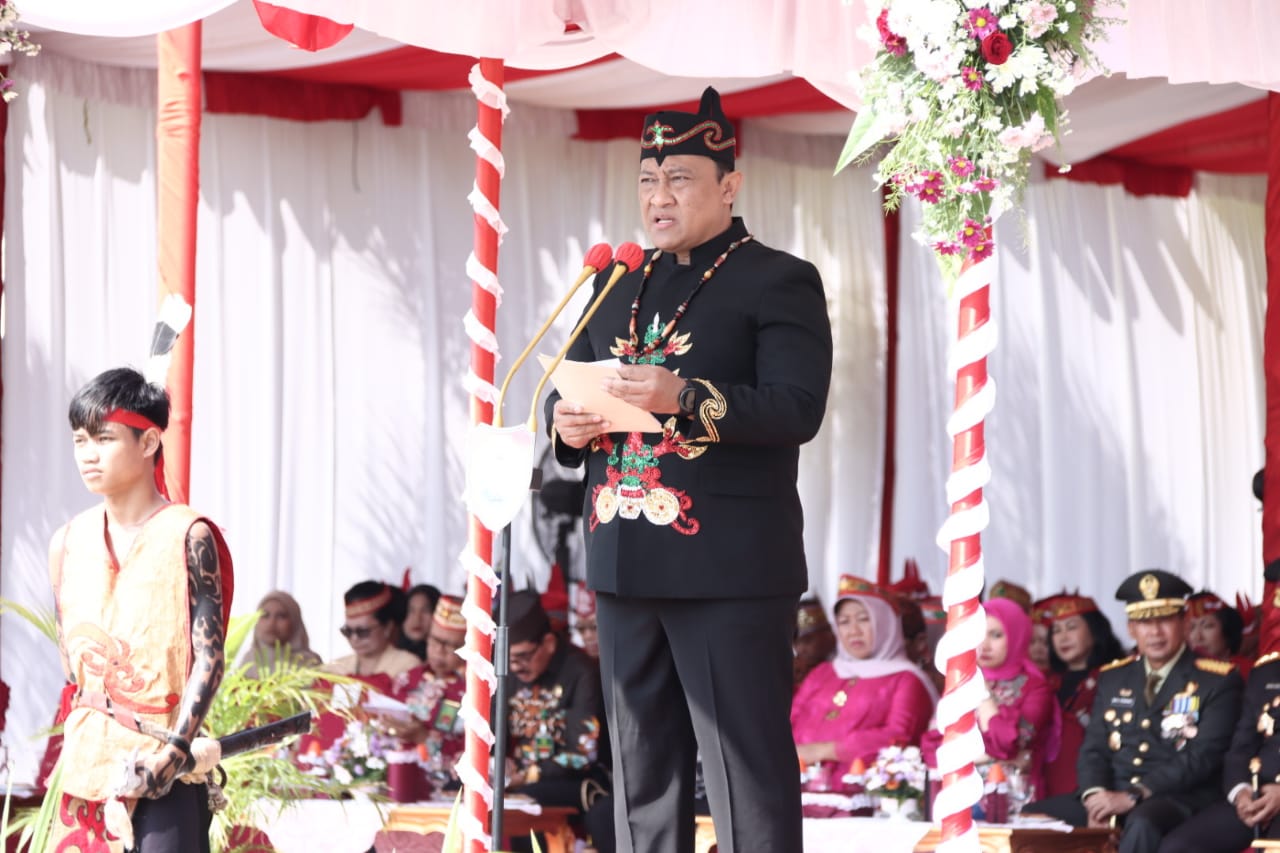 Puncak Harjad ke-66 Provinsi Kalteng, Wagub Edy Pratowo Serahkan Penghargaan kepada Para Perempuan Inspiratif
