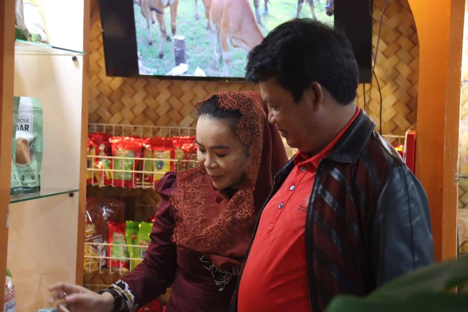 Bupati Seruyan Kunjungi Stan Kabupaten Seruyan di Kalteng Expo Palangka Raya