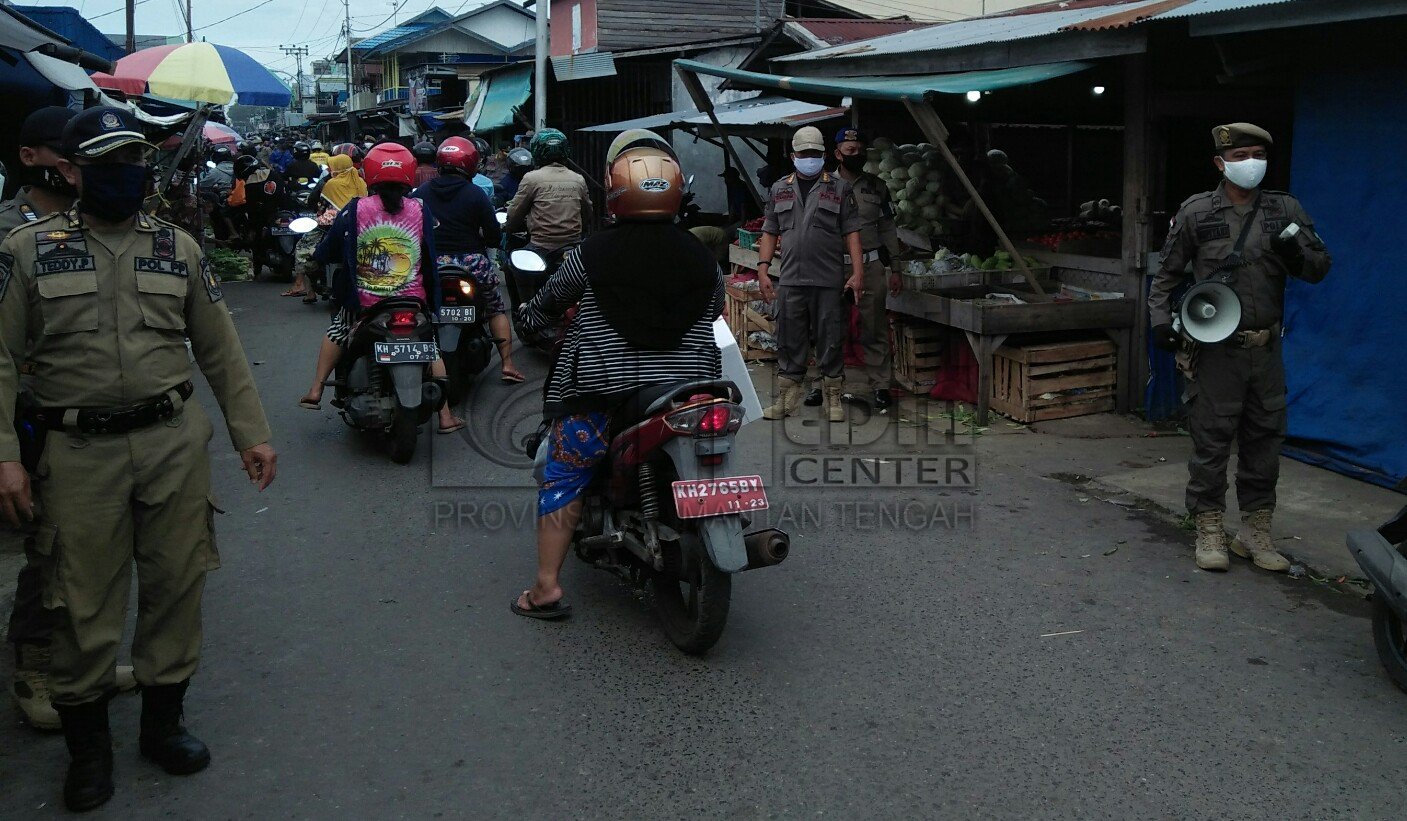 Menuju New Normal, SatpolPP dan Pemadam Kebakaran Kabupaten Kapuas Tertibkan Pasar
