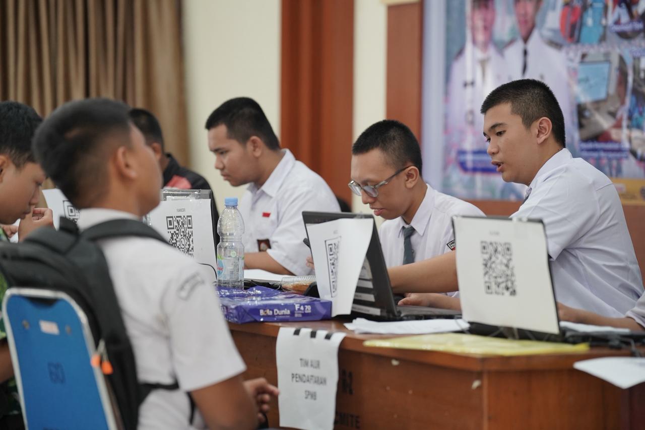 Hari Pertama SPMB 2026, Antusiasme Pendaftar Membludak di SMKN 1 Palangka Raya