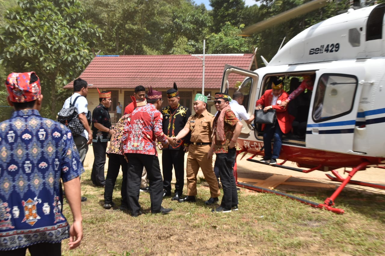 Prosesi Adat dan Antusiasme Masyarakat Sambut Kedatangan Gubernur Kalteng di Desa Tumbang Anoi