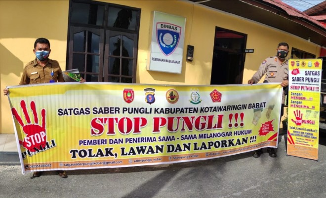 Satgas Saber Pungli Kobar Serahkan Alat Perang Sapu Bersih Pungli ke Polres