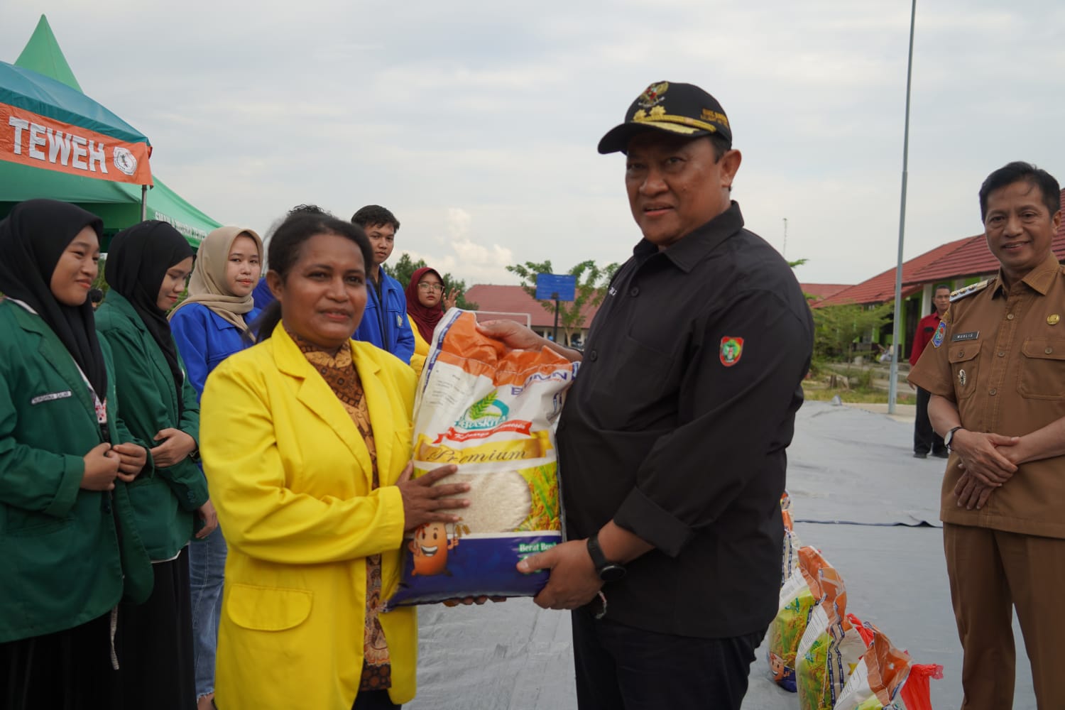 Wagub Edy Pratowo Gratiskan 1500 Paket Sembako untuk Mahasiswa Kabupaten Barito Utara