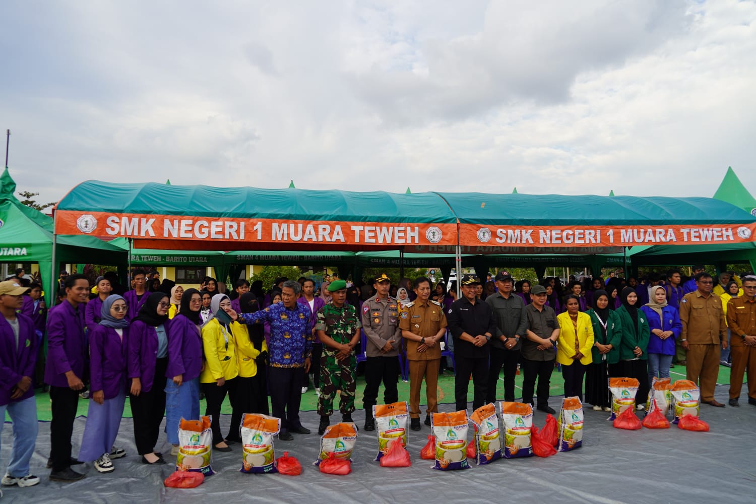 Wagub Edy Pratowo Gratiskan 1500 Paket Sembako untuk Mahasiswa Kabupaten Barito Utara