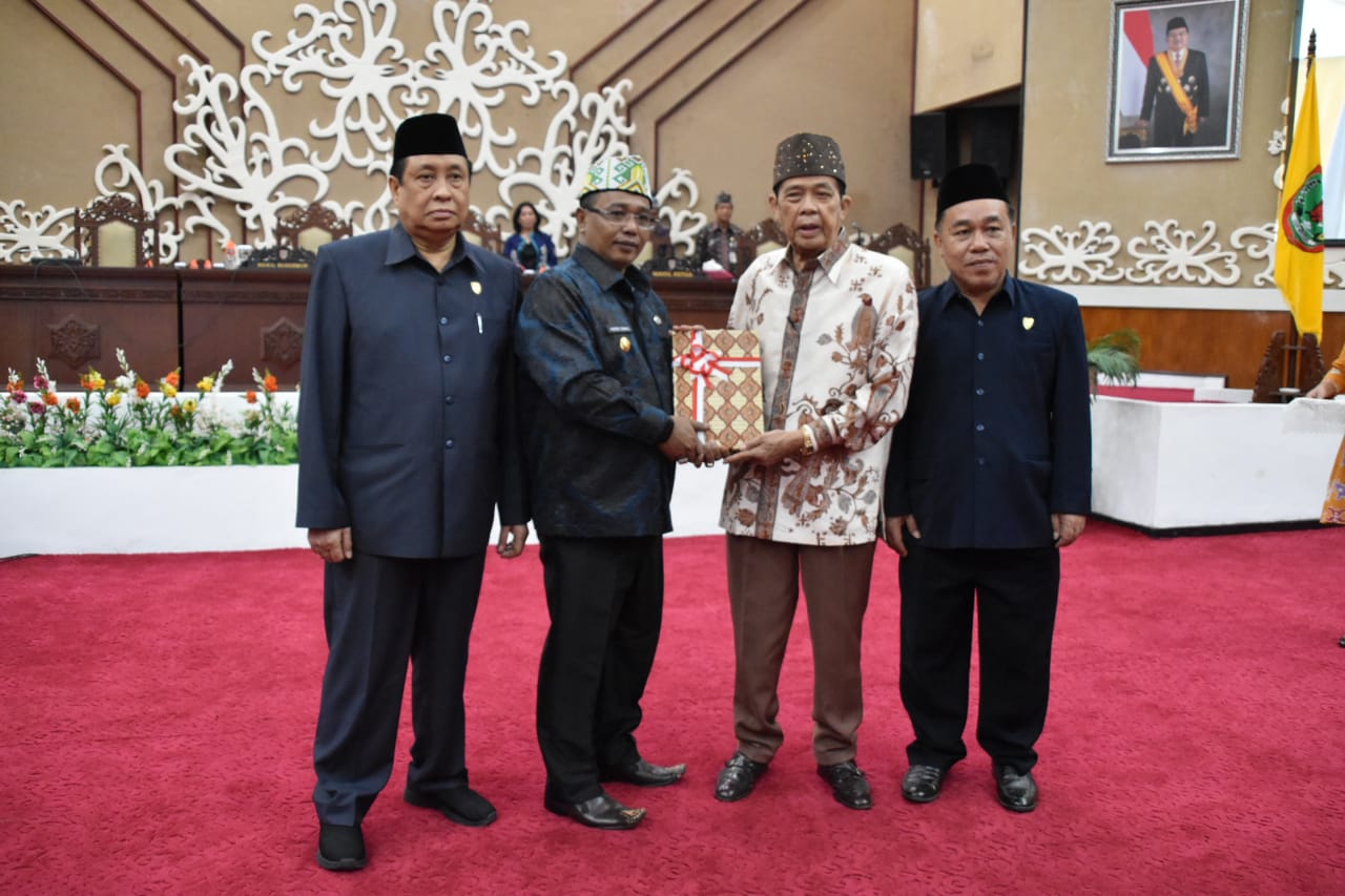 Wagub Serahkan Naskah Rancangan APBD TA 2019