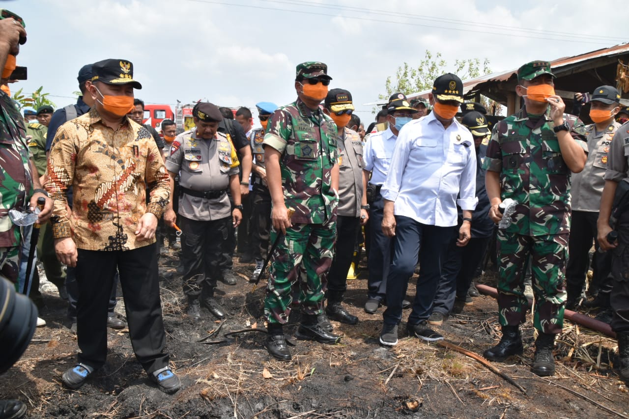 Gubernur Kalteng Dampingi Menkopolhukam, Menteri LHK, Panglima TNI, Kapolri Lakukan Peninjauan Karhutla di Jalan Ir. Soekarno