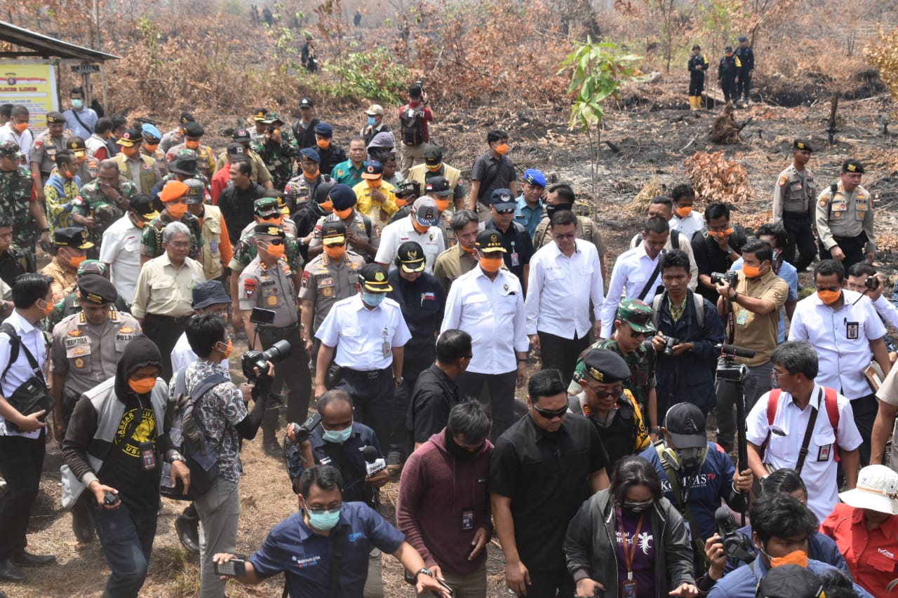 Gubernur Kalteng Dampingi Menkopolhukam, Menteri LHK, Panglima TNI, Kapolri Lakukan Peninjauan Karhutla di Jalan Ir. Soekarno