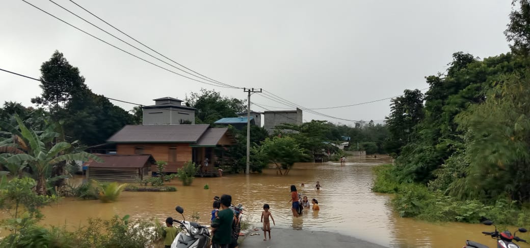 Banjir Rendam Sejumlah Kecamatan di Gunung Mas