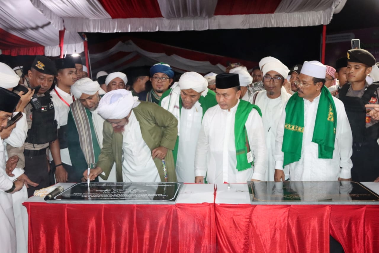 Gubernur Kalteng Dampingi Guru Mulia Al-Habib Umar Bin Hafidz Lakukan Peletakan Batu Pertama Pembangunan Ponpes Darul Iman