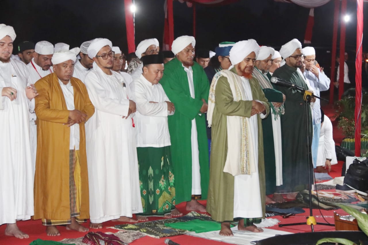 Gubernur Kalteng Dampingi Guru Mulia Al-Habib Umar Bin Hafidz Lakukan Peletakan Batu Pertama Pembangunan Ponpes Darul Iman