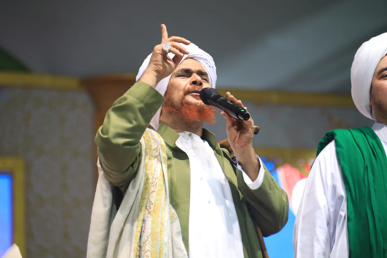 Al Habib Umar Bin Hafidz Bak Magnet diantara Lautan Massa