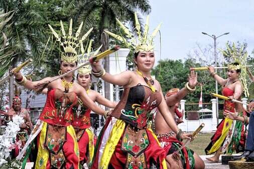 Hari Jadi Barsel ke-65, Kadisbudpar Prov. Kalteng Apresiasi Seni Budaya Lokal