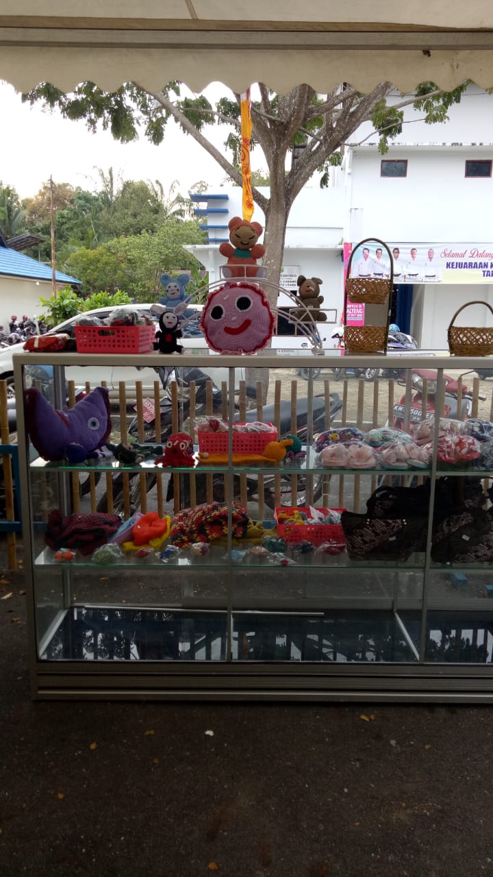 Hasil Karya WBP Lapas Muara Teweh Meriahkan Stand Dinas Tenaga Kerja, Transmigrasi, Koperasi & UMKM Barito Utara Dalam Acara PORPROV Mini Fest 2018